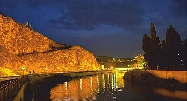Sıcaktan bunalan vatandaşlar Kura Nehri’ne akın etti