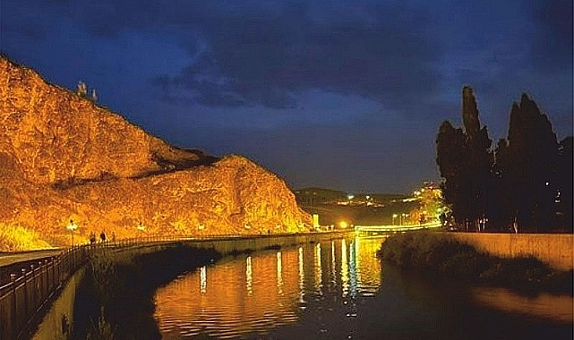 Sıcaktan bunalan vatandaşlar Kura Nehri’ne akın etti