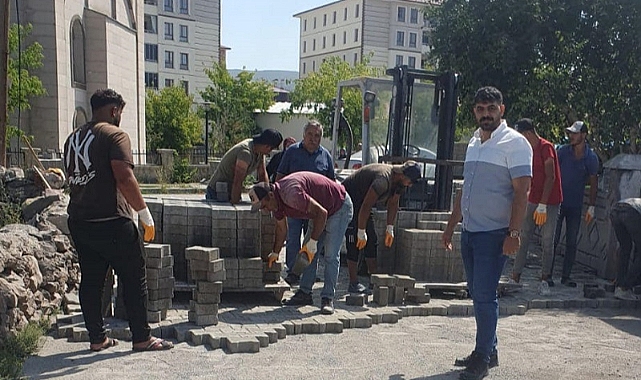 Sokaklar yeni parke taşıyla döşeniyor