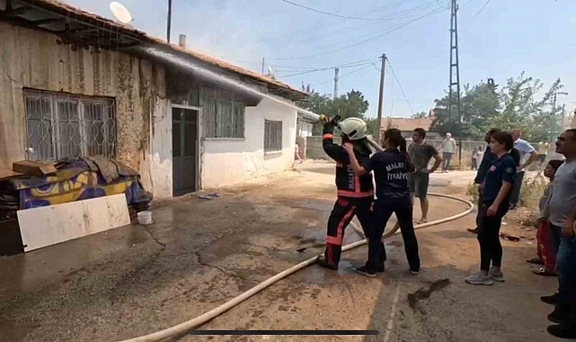 Tek katlı evde çıkan yangın korkuttu