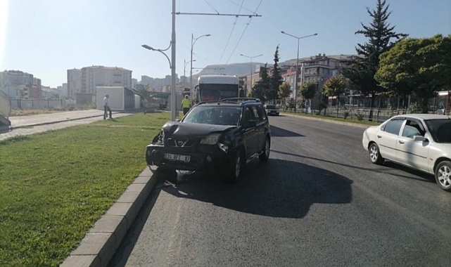 Trambüs ile otomobil çarpıştı: 2 yaralı