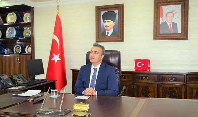 VALİ HAYRETTİN ÇİÇEK, KENDİSİNDEN EMİN VE RAHAT!