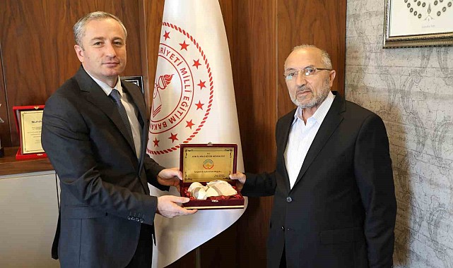 37 yıllık öğretmenlik hayatına veda eden Orhan Aydın'a plaket verildi