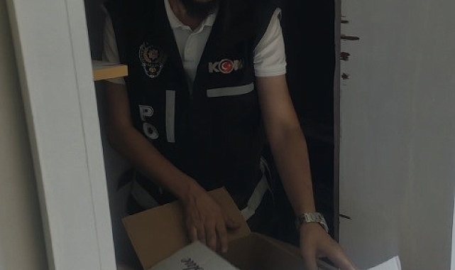 Ağır hasarlı evi kendilerine kamufle ettiler