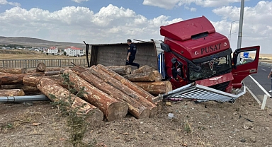 Ardahan'a gelen tomruk dolu tır devrildi