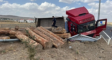 Ardahan'a gelen tomruk dolu tır devrildi