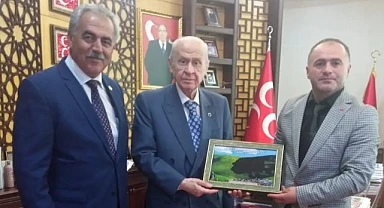 Bahçeli’ye ATA’nın silüeti hediye edildi