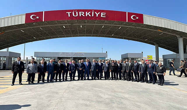 Bakan Bolat, sınır kapısında incelemelerde bulundu