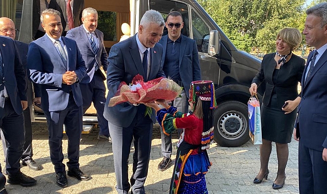 Bakan Bolat, yoğun ilgiyle karşılandı