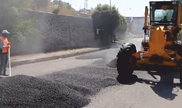 Belediye ekipleri sıcak asfalt döktü