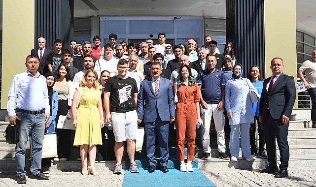 Gürkan, YKS'da ilk bine giren öğrencilerle buluştu