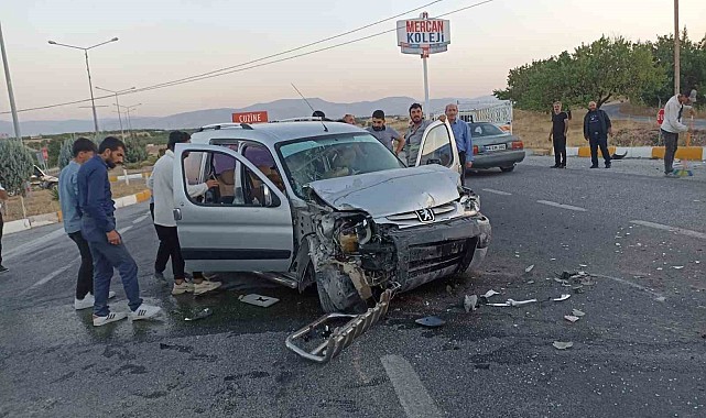 Hafif ticari araçla otomobil çarpıştı: 5 yaralı