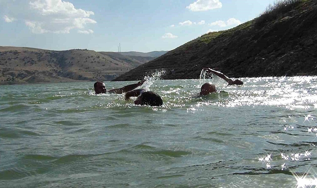 Kars'ta sıcaktan bunalan vatandaşlar barajda serinleniyor