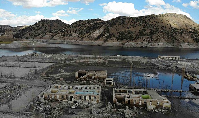 Kars'ta su çekildi, köy ortaya çıktı
