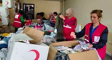 Kızılay mağazasından öğrencilere kıyafet dağıtımı