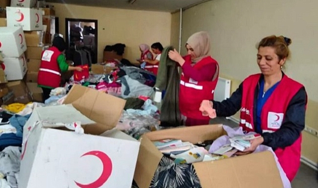 Kızılay mağazasından öğrencilere kıyafet dağıtımı