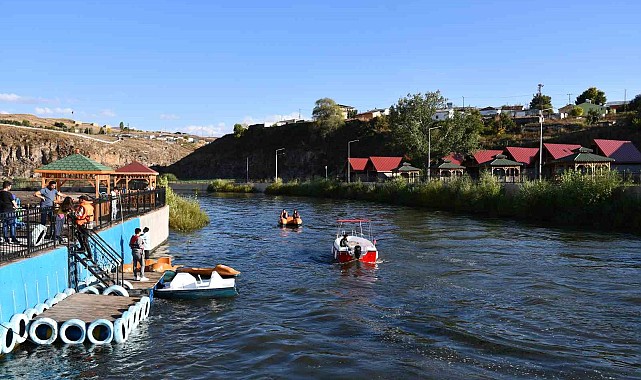 Kura Nehri'nde deniz bisikleti ve tekne keyfi