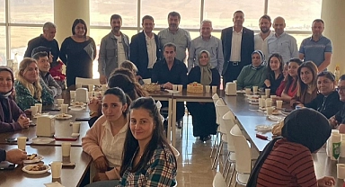 Mesai arkadaşlarına veda yemeği verdiler