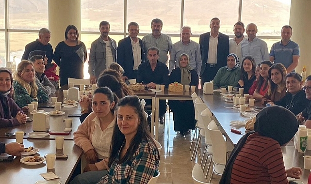 Mesai arkadaşlarına veda yemeği verdiler