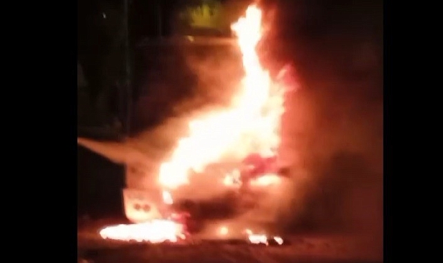 Park halindeyken aniden hareket eden yolcu minibüsü alev topuna döndü