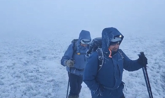 Sis ve fırtına tırmanışa engel olmadı, Ağrı Dağı'nın zirvesi dağcıları ağırladı