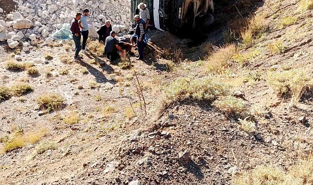 Taş yüklü kamyon şarampole devrildi