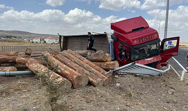 Tomruk yüklü tır devrildi: 1 yaralı