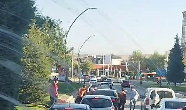 Trafikte tekmeli yumruklu kavga kamerada