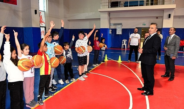 Vali Çiçek,Gençlik ve Spor İl Müdürlüğü'nü ziyaret etti