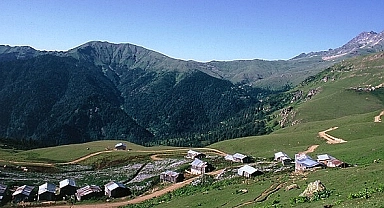 Yazı yaylada geçiren çiftçiler köylerine dönmeye başladı