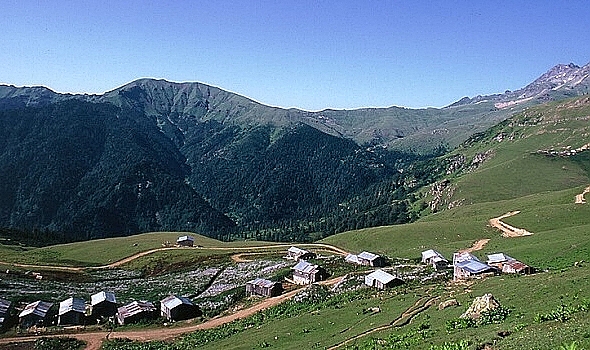 Yazı yaylada geçiren çiftçiler köylerine dönmeye başladı