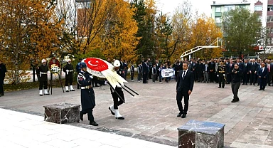 29 Ekim kutlamaları çelenk sunma töreni ile başladı