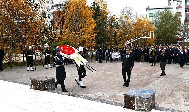 29 Ekim kutlamaları çelenk sunma töreni ile başladı