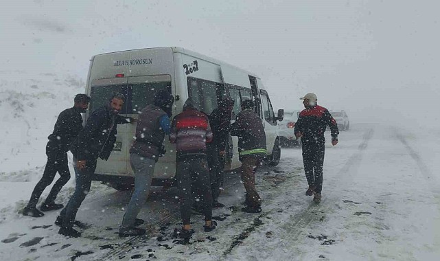 3 bin rakımlı Karabet Geçidi'nde tipinin ardından güneş açtı