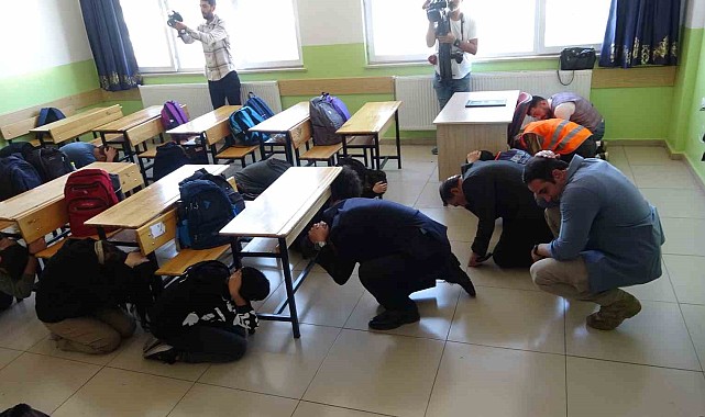 400 okulda eş zamanlı deprem tatbikatı yapıldı