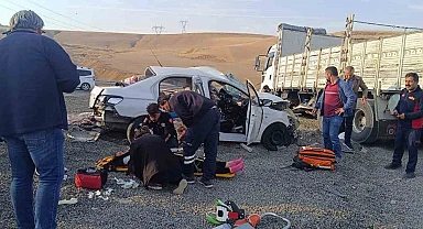 Tır otomobille çarpıştı: 2 ölü, 2 yaralı