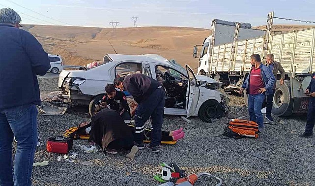 Tır otomobille çarpıştı: 2 ölü, 2 yaralı