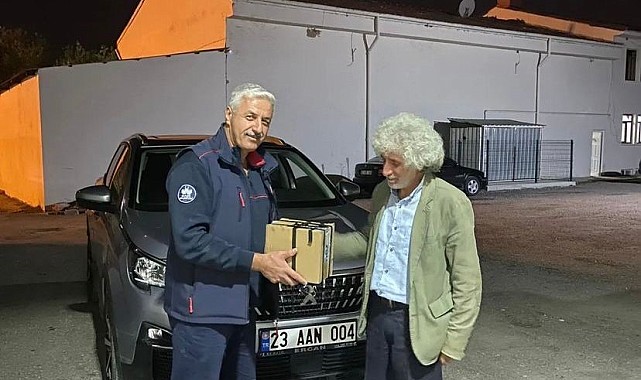 Aracının kaputuna sıkışan kediyi sahiplendi