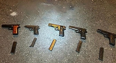 Arama yapılan araçtan 5 ruhsatsız tabanca çıktı
