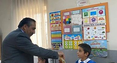 Başkan Akkoç, iş adamlarından alıyor, öğrencilere veriyor