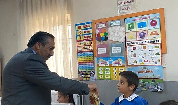Başkan Akkoç, iş adamlarından alıyor, öğrencilere veriyor