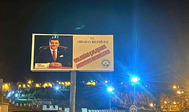 Başkan Demir'in dev resimlerine tepki