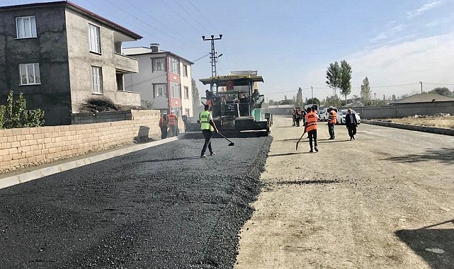 Belediye sıcak asfalt seferberliğini sürdürüyor