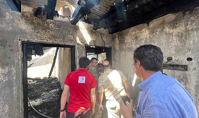 Çıkan yangında bir ev küle döndü