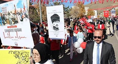 Çıldır Cumhuriyet Bayramında Türk bayraklarıyla süslendi