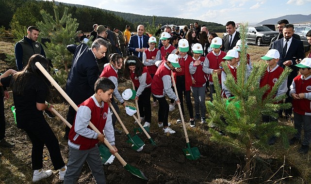 Cumhuriyet'in 100. yılında fidanlar toprakla buluştu