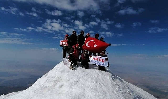 Cumhuriyet'in 100. yılı Ağrı Dağı zirvesinde kutlandı