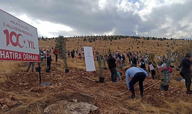 Cumhuriyet'in 100. Yılında öğrenciler fidan dikti