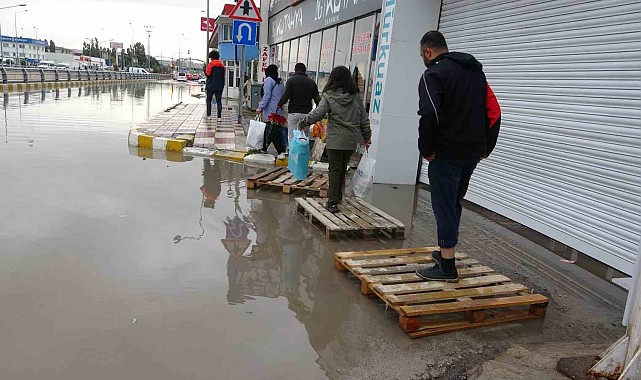 Ev ve iş yerlerini su bastı