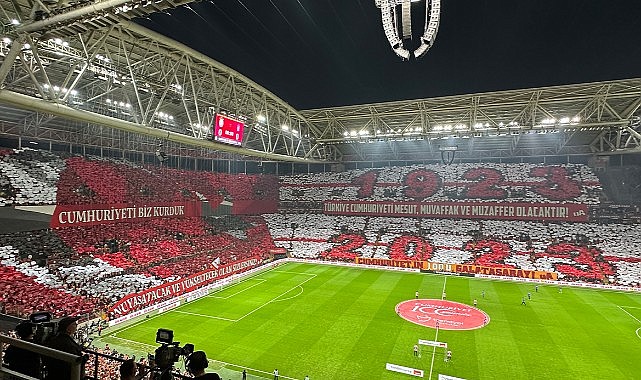 Galatasaray taraftarından Cumhuriyet’in 100. yılına özel koreografi